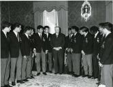 Fotografia de Américo Tomás no Palácio Nacional de Belém, recebendo em audiência a equipa de futebol do Sporting Clube de Portugal, vencedor da Taça das Taças
