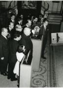 Fotografia de Américo Tomás nas instalações do Secretariado Nacional de Informação, visitando exposição "Navio e o Mar - Apontamentos para a História da Marinha Portuguesa" organizada por Telmo Gomes