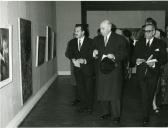 Fotografia de Américo Tomás no Salão da Primavera da Sociedade Nacional de Belas-Artes, assistindo à inauguração de uma exposição de pintura