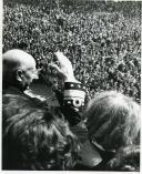 Fotografia de Américo Tomás saudando a população, por ocasião da visita oficial efetuada ao Alentejo, de 12 a 14 de abril de 1964