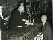 Fotografia de Américo Tomás na Sociedade de Geografia de Lisboa, presidindo à sessão inaugural da Semana do Ultramar