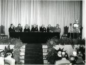 Fotografia de Américo Tomás, acompanhado por Quintanilha e Mendonça Dias, no Colégio Militar, presidindo à cerimónia solene de abertura do novo ano letivo