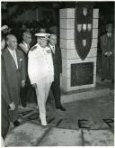 Fotografia de Américo Tomás, acompanhado por António Augusto Peixoto, em Inhambane, por ocasião da visita de estado efetuada a Moçambique