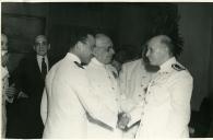 Fotografia de Américo Tomás cumprimentando alguns oficiais do Centro de Instrução Almirante Wandenkolk (C.I.A.W.), no Rio de Janeiro