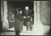 Fotografia de Manuel de Arriaga durante a visita que efetuou à Escola de Guerra