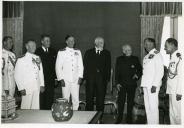 Fotografia de Óscar Carmona recebendo no Palácio de Belém os cumprimentos dos dois almirantes norte-americanos por ocasião da visita a Lisboa dos oficiais da 12ª Esquadra