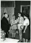 Fotografia de Américo Tomás no Palácio de Belém, recebendo em audiência um grupo do Corpo Nacional de Escutas