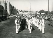 Fotografia de Américo Tomás em frente ao Mosteiro dos Jerónimos passando revista às tropas durante as cerimónias de inauguração do Museu de Marinha
