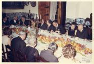 Fotografia de Américo Tomás durante um almoço entre amigos