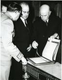 Fotografia de Américo Tomás no Palácio Nacional de Belém, presidindo à cerimónia de entrega ao Museu Militar de uma espada e de fotocópias de cartas de Santiago de Carvalho