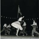 Fotografia da participação de Américo Tomás num evento, onde foi oferecido um jantar e também, durante o qual, atuaram vários grupos de Ranchos Folclóricos