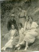 Fotografia de Américo Tomás na companhia de Gertrudes Ribeiro da Costa e das suas duas irmãs, durante uma visita à vila de Sintra.