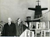 Fotografia de Américo Tomás acompanhado por várias individualidades civis e da Marinha a bordo do paquete francês "France"