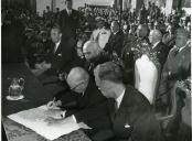 Fotografia de Américo Tomás, acompanhado por Eduardo de Arantes e Oliveira e por Alfredo Rodrigues dos Santos Júnior, em Cascais, presidindo à cerimónia de inauguração da estátua de D. Pedro I, 
