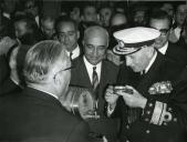 Fotografia de Américo Tomás, acompanhado por Alfredo Rodrigues dos Santos Júnior, no Bombarral, por ocasião da visita efetuada ao distrito de Leiria