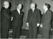 Fotografia de Américo Tomás no Palácio de Belém, recebendo em audiência João de Brito e Cunha e Nuno Pinheiro