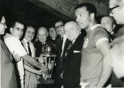 Fotografia de Américo Tomás no Estádio da Luz entregando a Taça Intercontinental depois do jogo entre o Sport Lisboa e Benfica e o Santos Futebol Clube 