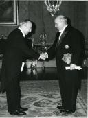 Fotografia de Américo Tomás no Palácio de Belém, presidindo à cerimónia de entrega de credenciais ao representante do Peru