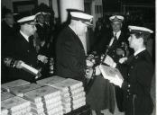 por Fotografia de Américo Tomás, acompanhado pelo ministro da marinha o almirante Quintanilha e Mendonça Dias, em Pedrouços, presidindo à sessão solene de juramento da bandeira e abertura do novo ano letivo da Escola Naval