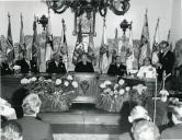 Fotografia de Américo Tomás, acompanhado por César Moreira Batista por Alfredo Rodrigues dos Santos Júnior, na Câmara Municipal de Cascais, presidindo à sessão solene da comemoração do VI Centenário da outorga da carta da Vila a Cascais