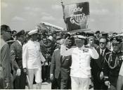 Fotografia de Américo Tomás, acompanhado por António Augusto Peixoto Correia, saudando a população de Lichinga durante a visita de estado efetuada a Moçambique