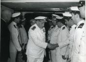 Fotografia de Américo Tomás cumprimentando vários elementos da Marinha portuguesa em Luanda, por ocasião de uma paragem de três dias em Angola, durante o regresso da visita de estado efetuada a Moçambique