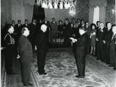 Fotografia de Américo Tomás no Palácio de Belém, recebendo em audiência um grupo de portugueses e brasileiros que participaram no Congresso das Comunidades