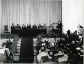 Fotografia de Américo Tomás, acompanhado por Quintanilha e Mendonça Dias, no Colégio Militar, presidindo à cerimónia solene de abertura do novo ano letivo