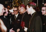 Fotografia de Américo Tomás e Emílio Garrastazu Médici, por ocasião da sua visita de Estado a Portugal, no Aeroporto da Portela, em Lisboa.