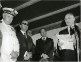 Fotografia de Américo Tomás, acompanhado por José Augusto da Costa Almeida e por António Augusto Peixoto Correia, durante uma cerimónia oficial por ocasião da visita de estado efetuada a Moçambique