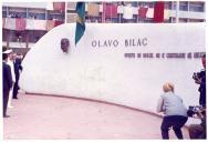 Fotografia de Américo Tomás na Praça do Brasil, em Setúbal, descerrando o busto do poeta brasileiro Olavo Bilac, por ocasião das comemorações do II Centenário do nascimento do poeta Bocage