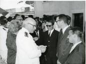 Fotografia de Américo Tomás, acompanhado por Gertrudes Rodrigues Tomás no Forte de São Filipe em Setúbal, por ocasião das comemorações do II Centenário do nascimento do poeta Bocage