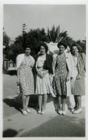 Fotografia de Maria Madalena e Maria Natália, filhas de Américo Tomás, com familiares e amigos por ocasião da sua visita ao norte de Portugal