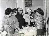 Fotografia de Américo Tomás, acompanhado por Gertrudes Rodrigues Tomás, por ocasião de uma visita efetuada à sede do Movimento Nacional Feminino 