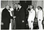 Fotografia de Américo Tomás no Palácio de Belém, recebendo em audiência os comandantes dos navios-escola das Regatas Lisboa-Bermudas