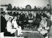 Fotografia de Américo Tomás, acompanhado por Eduardo de Arantes e Oliveira, por Gertrudes Rodrigues Tomás e pela filha Maria Natália, por ocasião da visita efetuada ao Museu de Etnologia do Porto