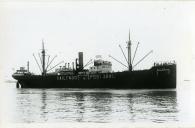 Fotografia do vapor “Bailundo”, construído em 1914 nos estaleiros alemães de Rostock sob o nome de “Wagogo”, entrando no rio Tejo