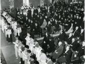 Fotografia da cerimónia de inauguração da igreja de Maria Auxiliadora em Campo de Ourique, Lisboa, que contou com a presença de Américo Tomás, de Gertrudes Rodrigues Tomás e filha Maria Natália Rodrigues Tomás e de Inocêncio Galvão Teles