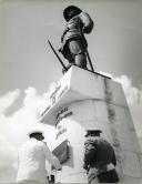 Fotografia de Américo Tomás inaugurando uma estátua de homenagem a Neutel de Abreu, por ocasião da visita de estado efetuada a Moçambique