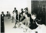 Fotografia de Américo Tomás durante um jantar de gala