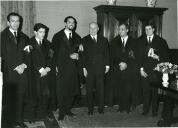 Fotografia de Américo Tomás no Palácio de Belém, recebendo em audiência a comissão da queima das fitas da Universidade do Porto