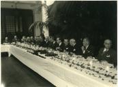 Fotografia de Américo Tomás almoçando no Palácio das Exposições da Tapada da Ajuda, em Lisboa, com outros oficiais da Armada