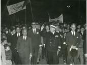 Fotografia de Américo Tomás, acompanhado pelo ministro das obras públicas Eduardo de Arantes e Oliveira, em Pinhel, por ocasião da visita efetuada ao distrito de Leiria