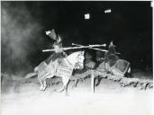 Fotografia de dois cavaleiros durante a recriação de um torneio medieval