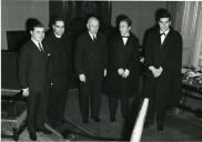 Fotografia de Américo Tomás no Palácio de Belém, recebendo em audiência representantes do Orfeão Universitário do Porto