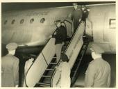 Fotografia da chegada ao aeroporto de Lisboa de Dwight D. Eisenhower por ocasião duma reunião da Organização do Tratado do Atlântico Norte (OTAN-NATO)