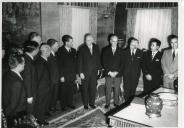 Fotografia de Américo Tomás no Palácio de Belém, recebendo em audiência uma comissão de Bragança
