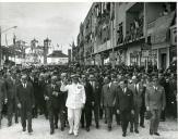 Fotografia de Américo Tomás, acompanhado por Alfredo Rodrigues dos Santos Júnior, em Santarém, por ocasião da sessão solene da inauguração da Feira do Ribatejo