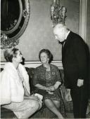 Fotografia de Américo Tomás, acompanhado por Gertrudes Rodrigues Tomás, com Grace Kelly no Teatro nacional de São Carlos em Lisboa