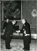 Fotografia do Presidente da República Américo Tomás no Palácio de Belém, recebendo em audiência o novo ministro da Finlândia